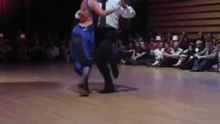 Roberto Reis & Natalia Lavendeira dance Tango to El Llor&oacute;n at Corrientes in London
