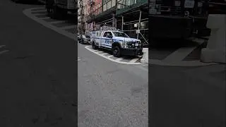 Совершенно новый грузовик аварийно-спасательной службы полиции Нью-Йорка замечен на автостоянке T...