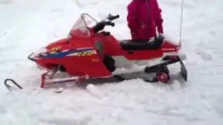 Lapset kelkkailee