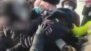 Russian police clash with pro-Navalny protesters in Khabarovsk