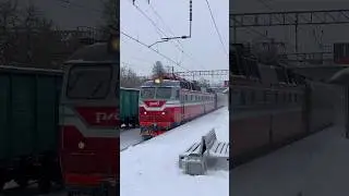 Новопид ЧС7-248 с вагоном лаборатория проследует станцию Яхрома