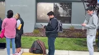 Silicon Valley Bank customers line up to withdraw money