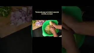 Remove corn kernels easily in seconds! Try this simple hack! #corn #sweetcorn #removecorn