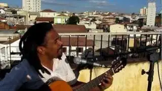 Clod&ocirc; canta Na carreira