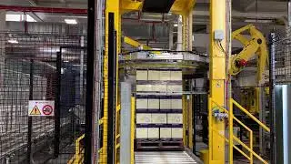 Automatic pallet wrapping machine with rotary ring