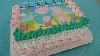 Bolo Peppa Pig - Bolo de aniversário decorado com chantilly.