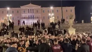 Καντάδα στο Σύνταγμα έκανε κρητική παρέα μέ Λυράρη τον Νίκο  Καρκάνη..!