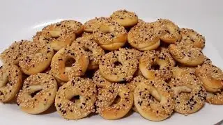 بنصف كيلو دقيق ونصف كوب زيت اعملي كحك او بقسماط الأفران المدور بكميه كبيره