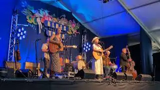 Somewhere I Can Hear the Birds. #thecartridgefamily  @woodfordfolkfestival#bluestown 