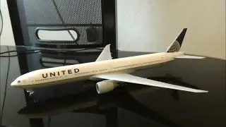 Model unboxing: United Airlines Boeing 777-300ER by Skymarks
