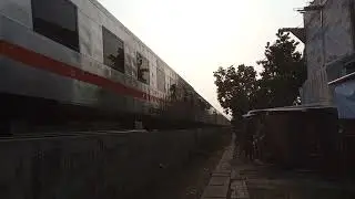 kereta api Sembrani tambahan ( K.a 7007 C )  melintas langsung belakang grand mall Bekasi