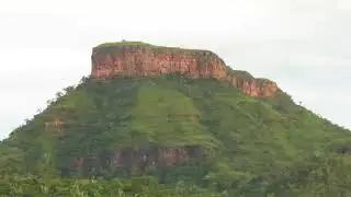 O imponente Morro da Mesa, cart&atilde;o postal de Poxor&eacute;u-MT.