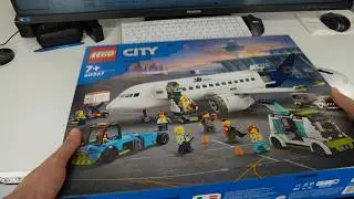 Соберите пассажирский самолет LEGO из 913 деталей (60367)