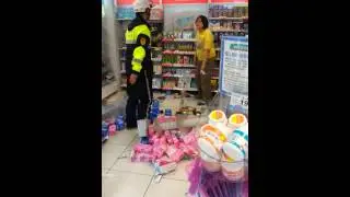 打人砸店又襲警的瘋子。