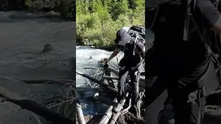 Преодоление реки Текелю по завалу. #поход #treking #hiking #travel #горнаярека #алтай #altay