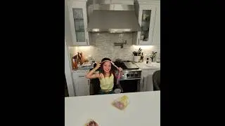 Нет ничего приятнее, чем обменять цветочные венки на еду 🌺👧👧👧 💕🍗🍋 #ОстровнаяАтмосфера #СитуацияСК...