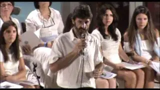 Santiago P&eacute;rez canta 