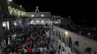 شاهد: مسيحيو العراق يحتفلون بوصول شعلة 