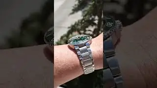 Oris Aquis 39mm green for your screen.