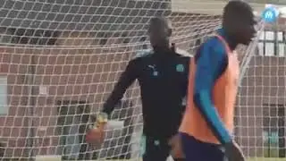 ‪OLYMPIQUE DE MARSEILLE: SIMON NGAPANDOUETNBU LA REL&Egrave;VE DE STEVE MANDANDA‬