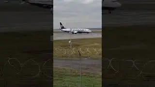 Katowice airport lądowanie i post&oacute;j Ryanair. #airplane #aviation #airportofthefuture #plane