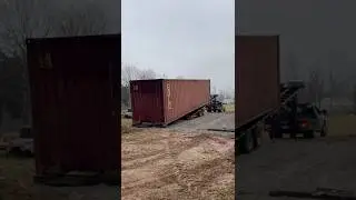 Мы купили морской контейнер... полный виски?