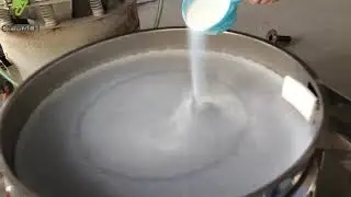 Ultrasonic vibrating screen for fine material screening