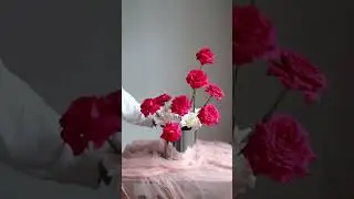 flower box arrangement 🌹 #giftwrapping #flowerarrangment #flowerhatbox #rosegiftbox #floraldesigns
