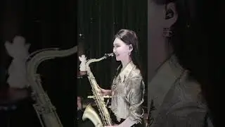 美女媛宝直播吹萨克斯 一开口就是高级感旋律 #萨克斯演奏 #saxophone #音乐治愈 #YouTubeShorts