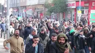 Ciwanên Wêranşarê astengiya polîsan bi keviran bersivandin