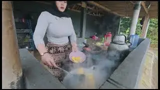 Memasak Seafood untuk makan siang di saung kebun