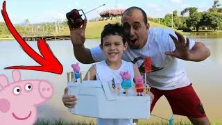 LUCAS BRINCA COM BARQUINHO DA PEPPA PIG QUE PAPAI FEZ DE ISOPOR