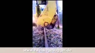 Einsatz eines Zweiwegebaggers mit Schienenschere
