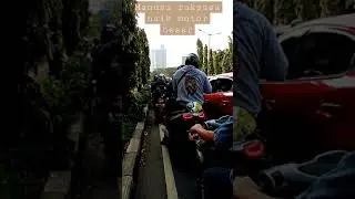 MANUSIA TINGGI BESAR NAIK MOTOR GEDE
