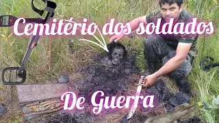 Detector de metal / detectorismo numa antiga trincheira de guerra , cemitério dos soldados