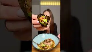 Салат с хрустящим рисом и лососем