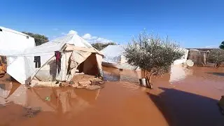 الوحل يشل حركة المهجرين في مخيمات الشمال السوري