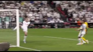 Micky van de Ven's heroic save 💪🏻 Big man big save. @TOT vs MUN @UEFA Europa final 2025 @Bilbao
