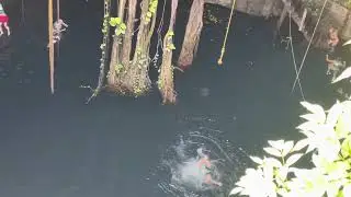Cenote Ik Kil niedaleko słynnego archeologicznego kompleksu Chich&eacute;n Itz&aacute;