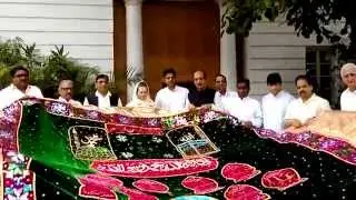 Ajmer Shareef Chaddar being offered over to a delegation by Congress President Smt. Sonia Gandhi
