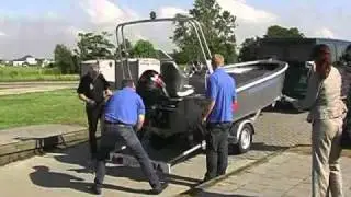 Sportvisserij Frysl&acirc;n controleboot te waterlating