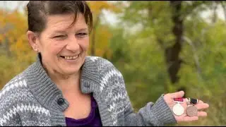 Woman returns bravery medals to Winnipeg hero who saved children from burning building