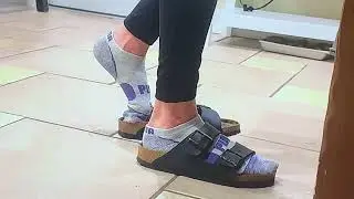 Amiga tomando café da manhã quando estávamos na praia dia frio