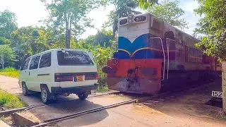 🇮🇳 | VAN STUCK WITH broken railtracks ON railroad crossing in INDIA ( honking very loudly 100kmph)