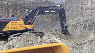 Kiesgrube, EC 750EL beladet A35G mit Kies #volvo #excavator #dumptruck #baustelle #bauen 