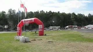 Kartingi - Start w Wallrav Race Center (Kisielin) - Widok z hełmu sędziego.