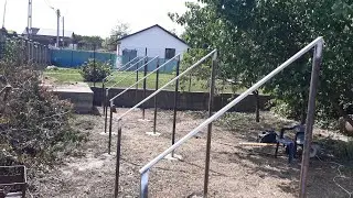 facem suport pentru panouri solare 💥🏕lângă căsuța din pădure