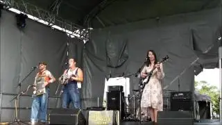 The Ouse Valley Singles Club play Christmas Single - Icon Glastonbudget 2016