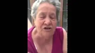 Vecchietta ubriaca che prova a dire buon natale in inglese