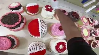Cake decorating in an Iraqi bakery